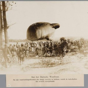 AVW_1916_06_26Na zijn waarnemingsdiensten des daags verricht te hebben wordt de kabelballon des avonds