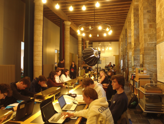 The pupils sit in groups of three at the long table in the Research Centre of the In Flanders Fields Museum. They are working on a task using historical sources.