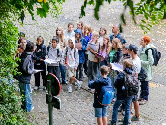 De leerlingen van het Sint-Bernardusinstituut staan rond de Verloren Sleutels nabij de Poterne.