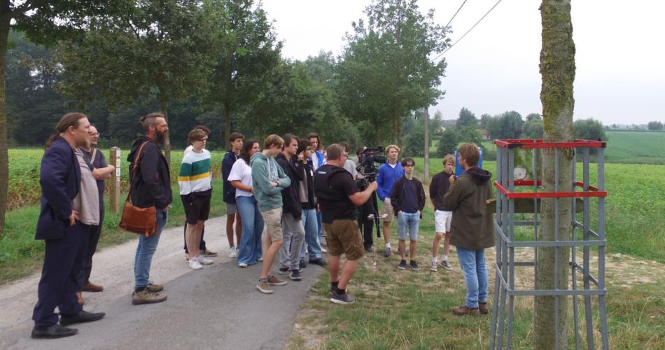 De leerlingen van het seminarie 'Vermist en Gevonden' luisteren naar archeoloog Birger Stichelbaut.